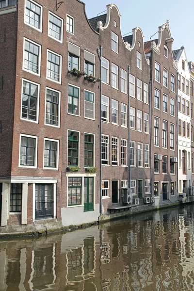 Víz-csatorna és a jellegzetes építészeti, Amszterdam, Hollandia — Stock Fotó