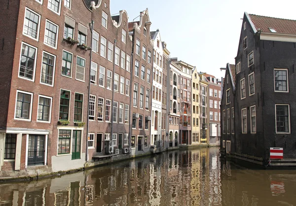 Κανάλι νερού και χαρακτηριστική αρχιτεκτονική στο Άμστερνταμ, κάτω χώρες — Φωτογραφία Αρχείου