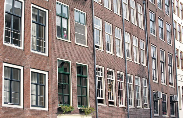 Arquitectura típica en Amsterdam, Países Bajos — Foto de Stock