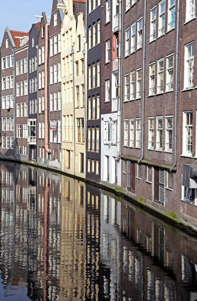 Vodní kanál a typické architektury v Amsterdamu, Nizozemsko — Stock fotografie