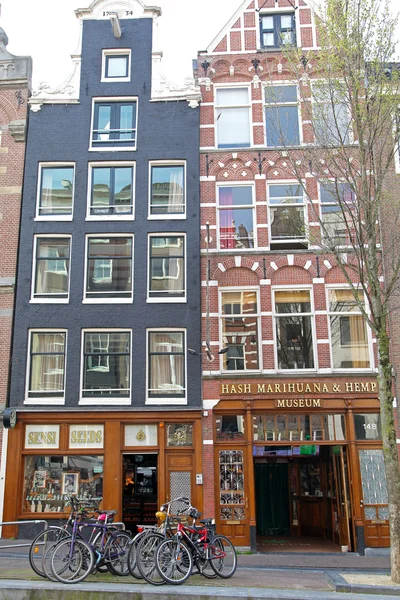 Coffee shops in Red light district at Amsterdam, Netherlands — Stock Photo, Image