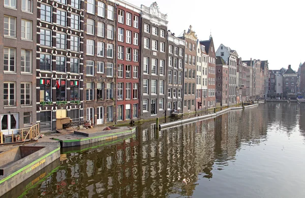 Canal de água e arquitetura típica em Amsterdã, Países Baixos — Fotografia de Stock