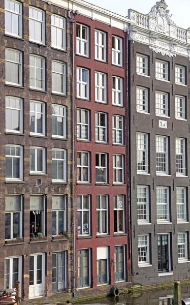 Vodní kanál a typické architektury v Amsterdamu, Nizozemsko — Stock fotografie