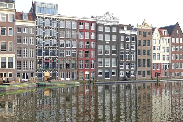 Su kanalı ve tipik mimarisi, amsterdam, Hollanda — Stok fotoğraf