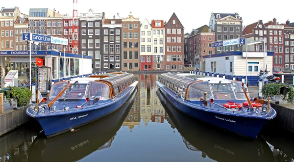 Canal d'eau et architecture typique à Amsterdam, Pays-Bas — Photo