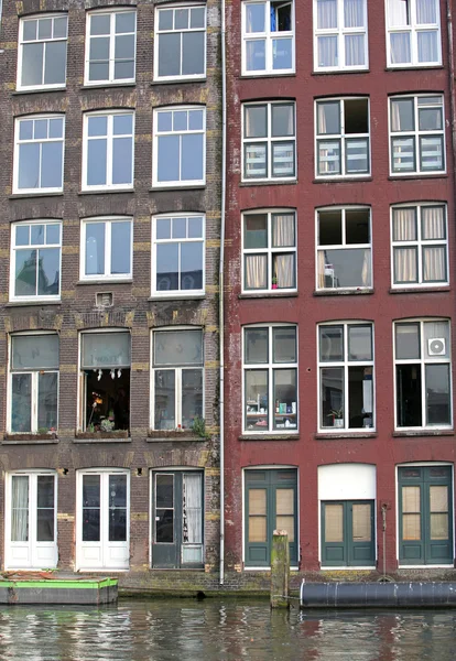 Vodní kanál a typické architektury v Amsterdamu, Nizozemsko — Stock fotografie