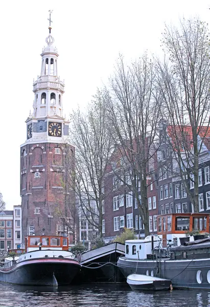 Canal de água e arquitetura típica em Amsterdã, Países Baixos — Fotografia de Stock