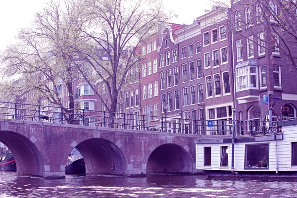 Canal de agua y arquitectura típica en Amsterdam, Países Bajos —  Fotos de Stock
