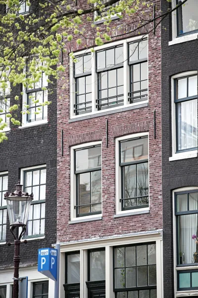 Typische architectuur in amsterdam, Nederland — Stockfoto