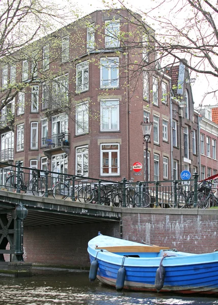 Водный канал и типичная архитектура Амстердама, Нидерланды — стоковое фото
