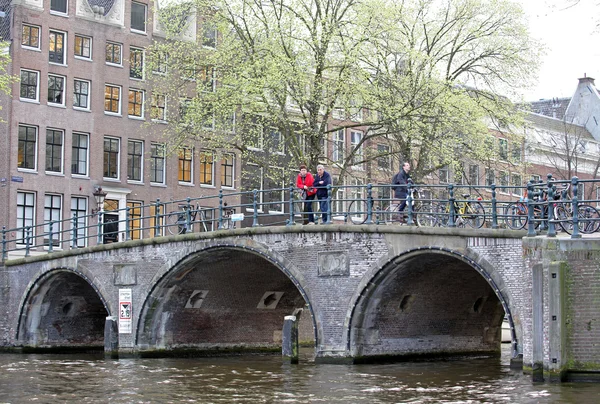 Canal de agua y arquitectura típica en Amsterdam, Países Bajos —  Fotos de Stock