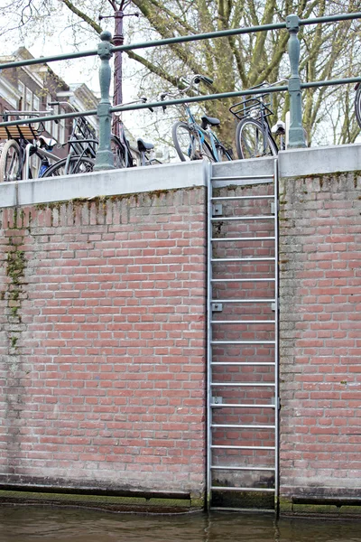 Wasserkanal und typische Architektur in Amsterdam, Niederlande — Stockfoto