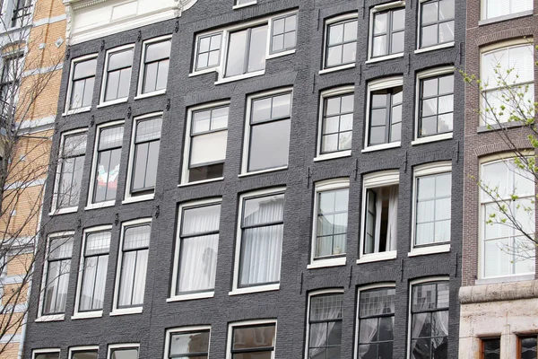 Typická architektura v Amsterdamu, Nizozemsko — Stock fotografie