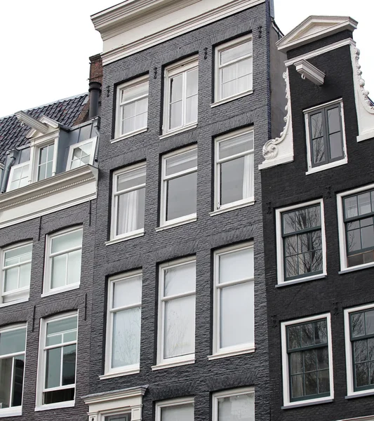 Arquitectura típica en Amsterdam, Países Bajos — Foto de Stock