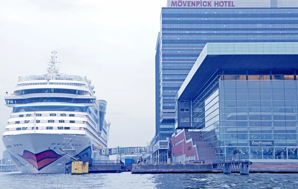 Cruiseskip AIDAsol i Amsterdam havn, Nederland – stockfoto