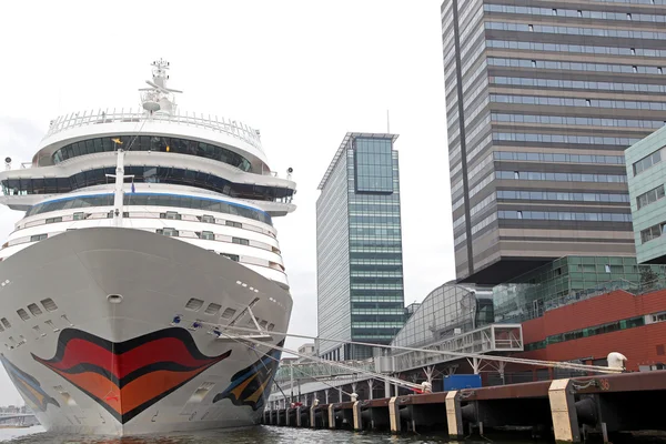 Круизное судно AIDASOL в порту Амстердама, Нидерланды — стоковое фото