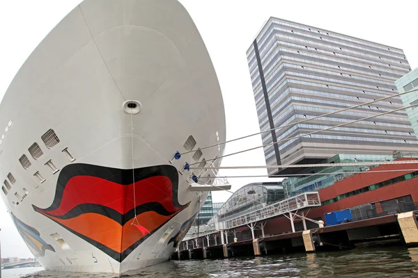 Cruiseskip AIDAsol i Amsterdam havn, Nederland – stockfoto