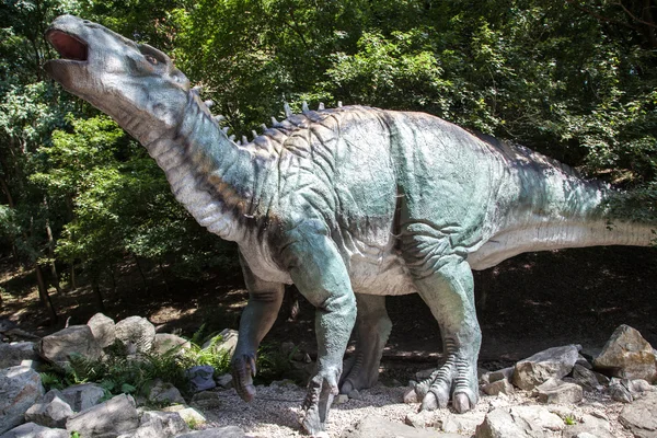 Реалістична модель динозавра iguanodon — стокове фото