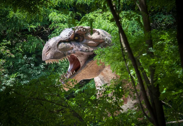 Gerçekçi bir model dinozor tyrannosaurus rex — Stok fotoğraf