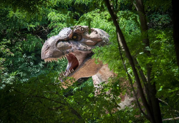 Realistisches Modell des Dinosauriers Tyrannosaurus rex — Stockfoto