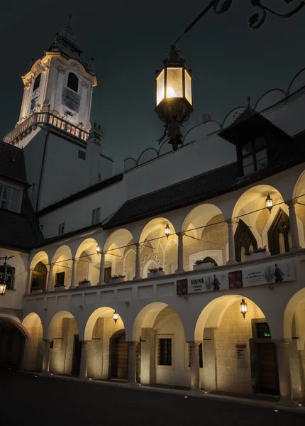 Pequeña plaza en el casco antiguo de Bratislava, Eslovaquia —  Fotos de Stock