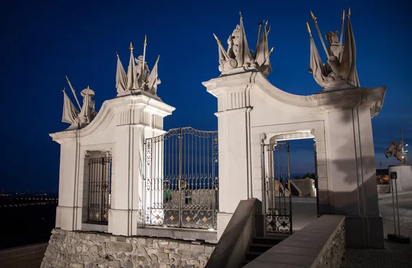 Puerta vieja cerca del castillo de Bratislava, Eslovaquia —  Fotos de Stock