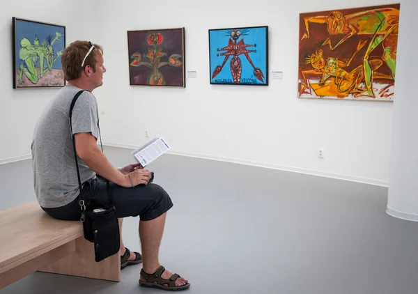 Homme regardant le tableau dans la galerie Danubiana, Bratislava — Photo