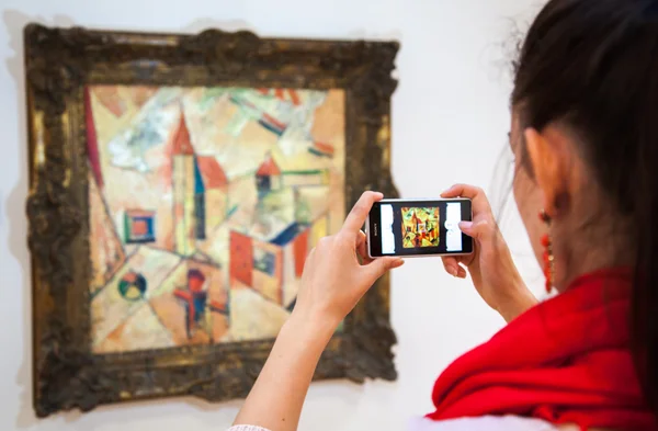 Девушка смотрит на картину Фуллы, Словакия — стоковое фото