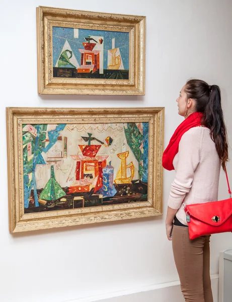 Girl looking at Fulla's painting, Slovakia — Stock Photo, Image