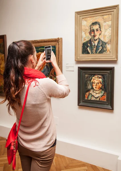 Menina olhando para a pintura de Fulla, Eslováquia — Fotografia de Stock