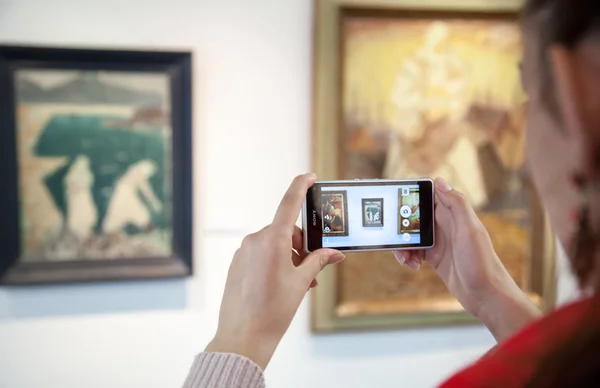 Девушка, смотрящая на картину Базовского, Словакия — стоковое фото