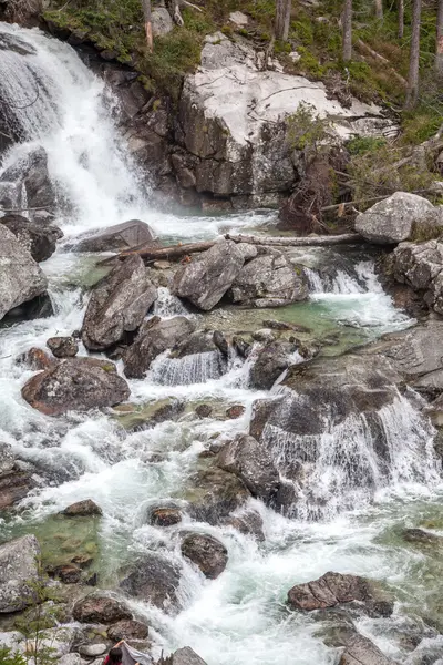 Vodopády na proud studený potok ve Vysokých Tatrách, Slovensko — Stock fotografie