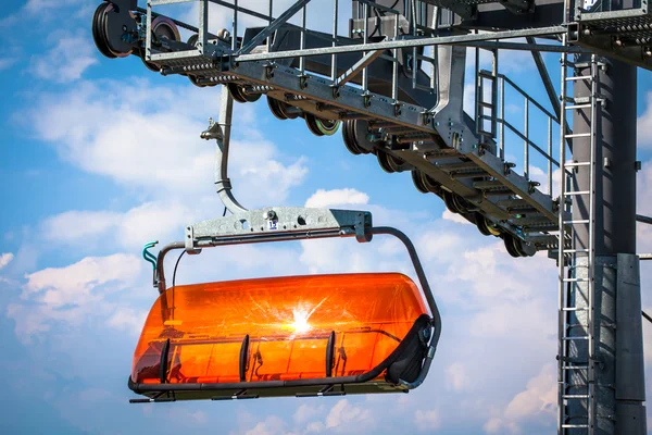 Orangefarbene Seilbahn in der niedrigen Tatra, Slowakei — Stockfoto