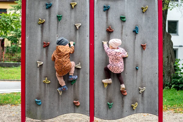 Crianças Pequenas Escalando Uma Parede Rocha Playground Com Apoio Pai — Fotografia de Stock