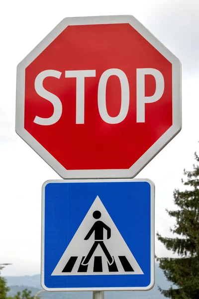 横断歩道と標識の停止 — ストック写真