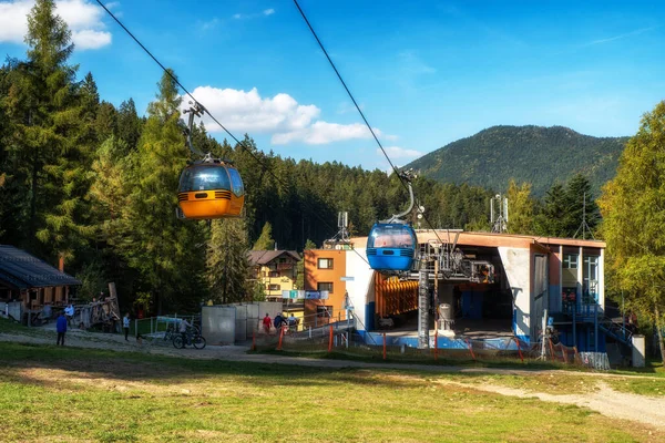 Ruzomberok Slowakije Oktober 2021 Gondels Voor Het Kabelbaanstation Ski Fietspark — Stockfoto