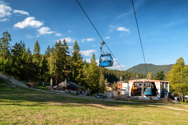 Ruzomberok Slovakien Oktober 2021 Gondolas Framför Linbanestationen Orten Malino Brdo — Stockfoto