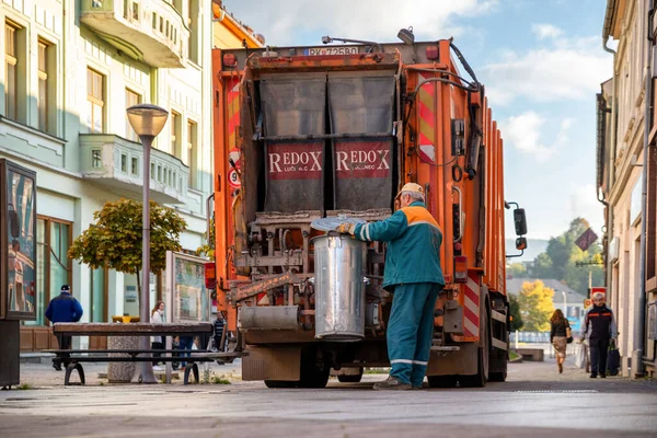 Ruzomberok Slovakien Oktober 2021 Sophämtningsprocess Till Sopbilen Avfallssamlare — Stockfoto