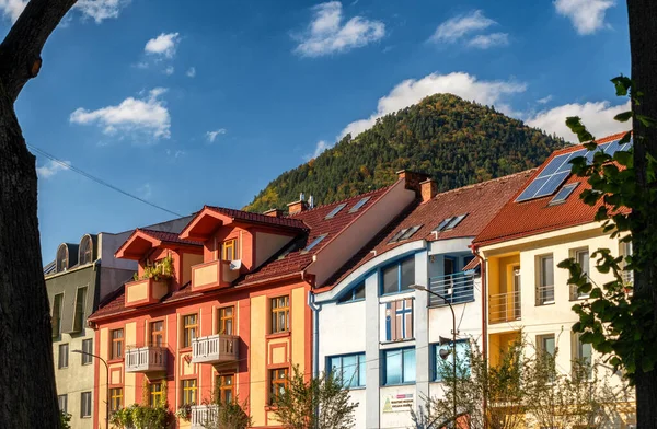 Ruzomberok Slowakei Oktober 2021 Hügel Cebrat Und Bunte Häuser Zentrum — Stockfoto