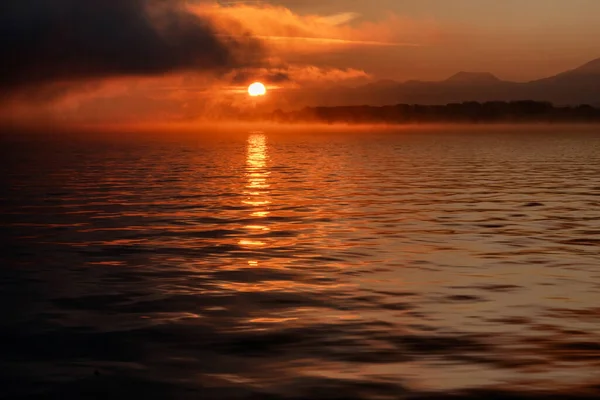 朝の湖リプトフスカマラ スロバキア上のカラフルな日の出 水面上の空からのオレンジ色の光の反射 — ストック写真