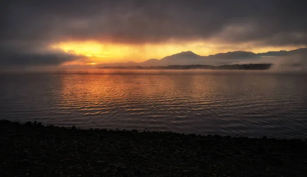 朝の湖の上にカラフルな日の出 霧の多い天気 — ストック写真