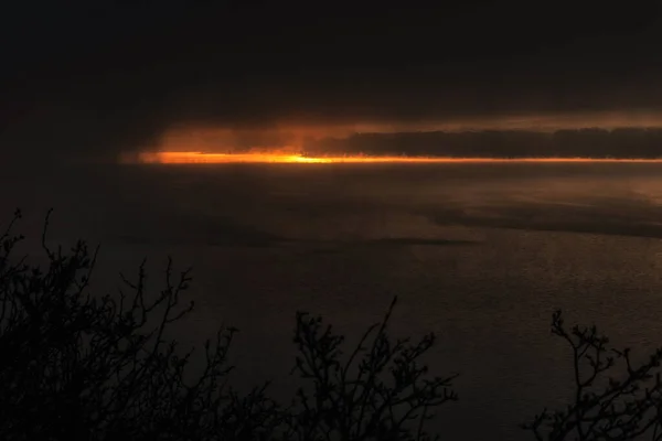 Luz Laranja Sobre Escuro Nevoeiro Lago Liptovska Mara Eslováquia — Fotografia de Stock