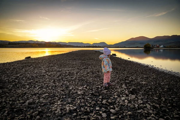 Einsames Kleines Mädchen Kieselstrand Während Des Bunten Sonnenuntergangs — Stockfoto