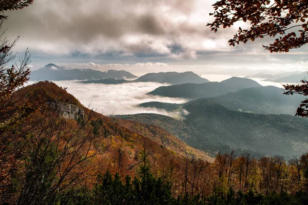 Inversão Nas Montanhas Floresta Outono Nuvens Sob Colina Sip Slovakia — Fotografia de Stock