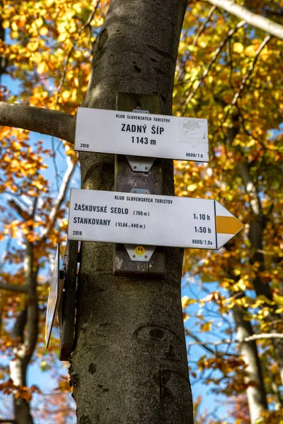 Stankovany Slovakia Outubro 2021 Sinal Montanha Árvore Topo Colina Zadny — Fotografia de Stock
