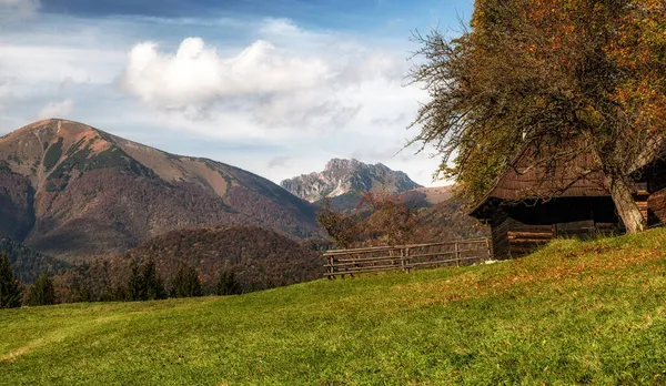 草地上的木屋和背景上的山 斯洛伐克Posip村 — 图库照片