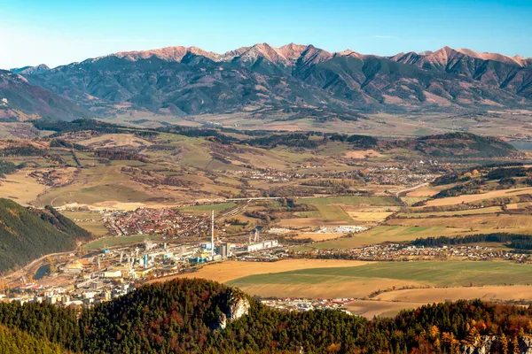 山の風景 グレートファトラ山脈 スロバキアの丘マリンから都市Ruzomberokを表示 — ストック写真
