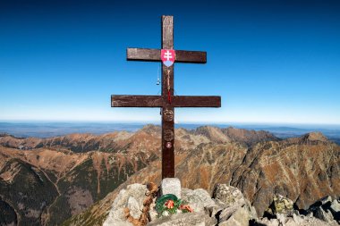 PODBANSKE, SLOVAKIA - 31 Ekim 2021: Slovakya 'daki High Tatras dağlarındaki Krivan zirvesinin tepesinden geç.
