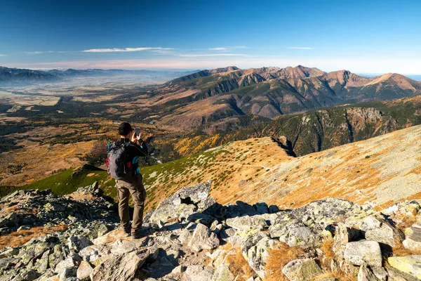 Vandrare Toppen Krivan Höga Tatrabergen Gör Bild Vackra Bergslandskap Slovakien — Stockfoto