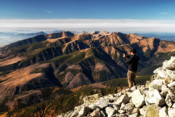 Turysta Szczycie Szczytu Podejmowania Obraz Pięknej Krajobrazu Górskiego Słowacji — Zdjęcie stockowe